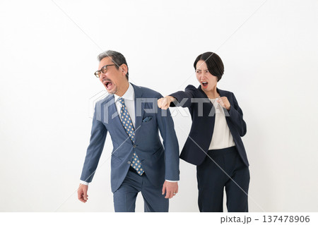 喧嘩する男女 137478906