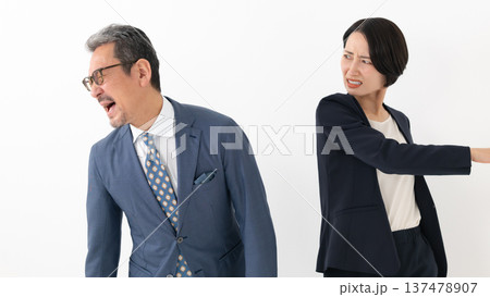 喧嘩する男女 137478907