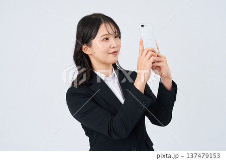 スマートフォンを掲げるビジネスウーマン 137479153