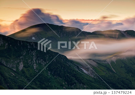 双六小屋から見る残照の雲流れる祖父岳 137479224