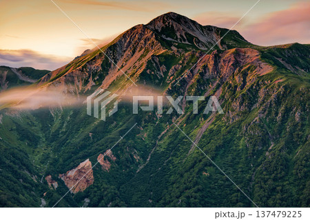 双六小屋から見る残照の北アルプス・鷲羽岳 137479225