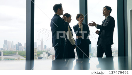 オフィスで会話するビジネスパーソンのグループ オフィスで会話するビジネスパーソンのグループ 137479491