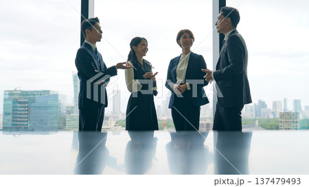 オフィスで会話するビジネスパーソンのグループ オフィスで会話するビジネスパーソンのグループ 137479493