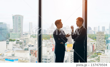 ロビーで会話するビジネスパーソンのグループ 137479504