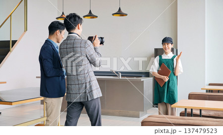 プロフィール写真を撮影する飲食店店員 137479523