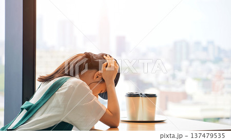 店内で悩む飲食店店員 店内で悩む飲食店店員 137479535