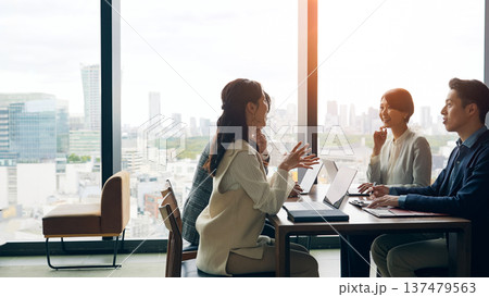 オフィスで会議するカジュアルなビジネスパーソンのグループ 137479563