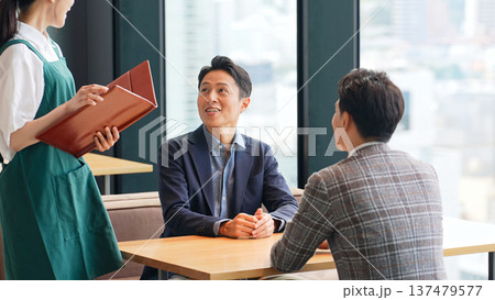 店内で接客する飲食店店員 137479577