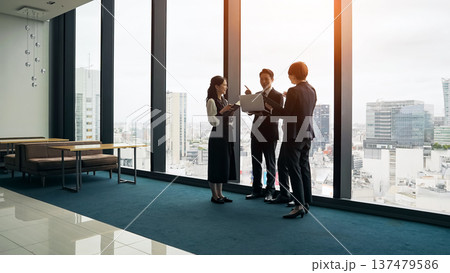 オフィスで会話するビジネスパーソンのグループ オフィスで会話するビジネスパーソンのグループ 137479586