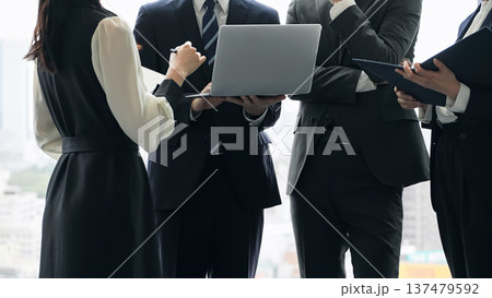 オフィスで会話するビジネスパーソンのグループ 137479592