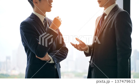 ロビーで会話するビジネスパーソンのグループ ロビーで会話するビジネスパーソンのグループ 137479615