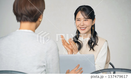 ロビーで面談する女性グループ 137479617