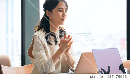 オフィスで会議するカジュアルなビジネスパーソンのグループ 137479628