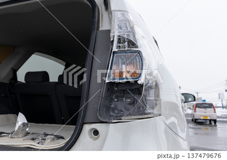 破損した自動車のテールライト 破損した自動車のテールライト 137479676
