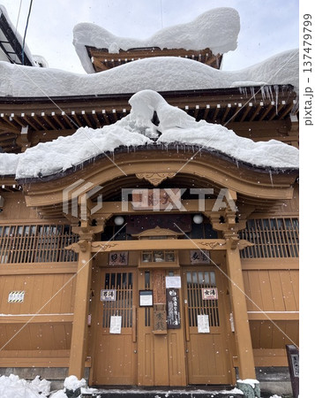 冬の雪が積もった野沢温泉大湯 137479799