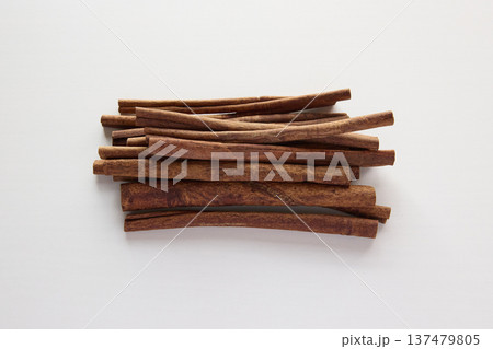 シナモンスティックの束　白背景のスパイス素材 / Cinnamon sticks spice ing 137479805