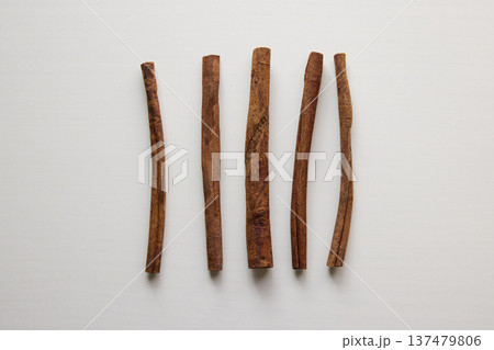 シナモンスティック並べたスパイス素材 白背景 / Cinnamon sticks arranged シナモンスティック並べたスパイス素材 白背景 / Cinnamon sticks arranged 137479806
