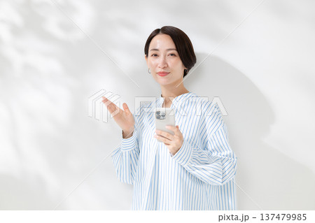 スマートフォンを持つ女性 137479985