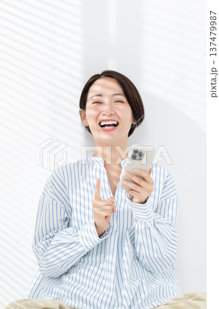 スマートフォンを持つ女性 スマートフォンを持つ女性 137479987