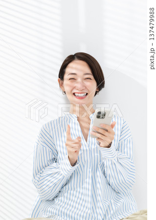 スマートフォンを持つ女性 スマートフォンを持つ女性 137479988