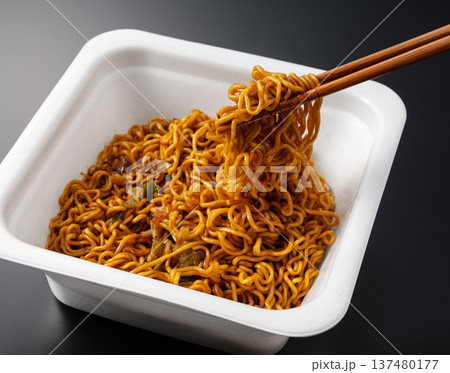 箸で持ち上げる出来立てのインスタントカップ焼きそば 箸で持ち上げる出来立てのインスタントカップ焼きそば 137480177
