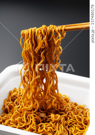 箸で持ち上げる出来立てのインスタントカップ焼きそば 137480179