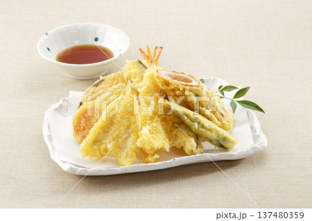 夏の天ぷらの盛り合わせ 137480359