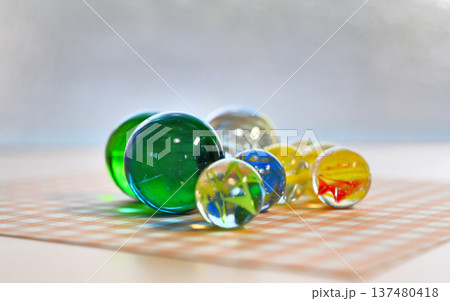 カラフルなビー玉 137480418