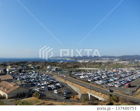 神奈川県横須賀市ソレイユの丘駐車場を見下ろす展望デッキから三浦半島と房総半島 神奈川県横須賀市ソレイユの丘駐車場を見下ろす展望デッキから三浦半島と房総半島 137480753