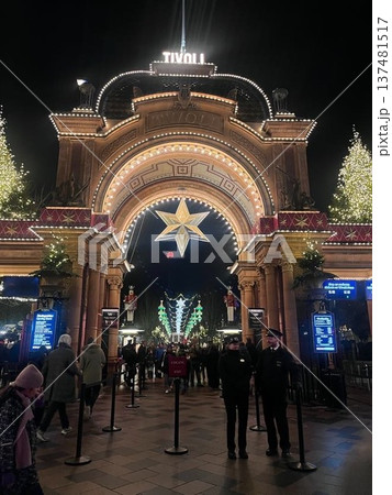 デンマーク・コペンハーゲンのクリスマス風景とチボリ公園イルミネーション デンマーク・コペンハーゲンのクリスマス風景とチボリ公園イルミネーション 137481517