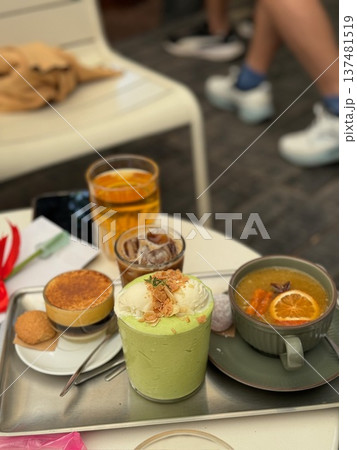 ベトナム・ダラットのカフェで楽しむスイーツとドリンクセット ベトナム・ダラットのカフェで楽しむスイーツとドリンクセット 137481519