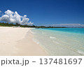 宮古島の観光名所・与那覇前浜ビーチの波打ち際 137481697