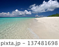 宮古島の観光名所・与那覇前浜ビーチの波打ち際 137481698