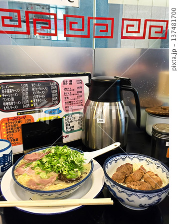 博多ラーメン 　福岡県　ご当地グルメ　豚骨ラーメン 137481700