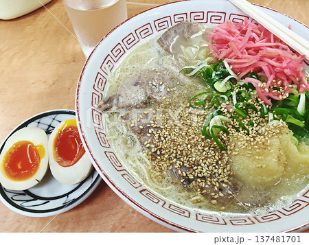 博多ラーメン 　福岡県　ご当地グルメ　豚骨ラーメン 137481701