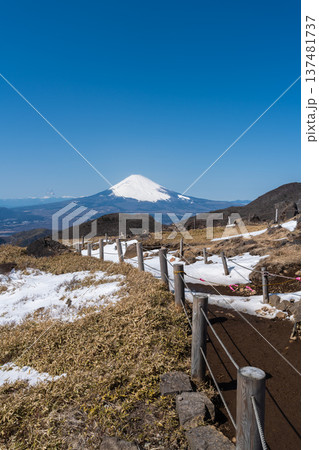 快晴の箱根駒ヶ岳山頂から望む冠雪の富士山 137481737