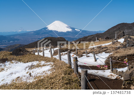 快晴の箱根駒ヶ岳山頂から望む冠雪の富士山 137481738