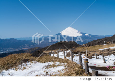 快晴の箱根駒ヶ岳山頂から望む冠雪の富士山 137481739