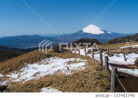 快晴の箱根駒ヶ岳山頂から望む冠雪の富士山 快晴の箱根駒ヶ岳山頂から望む冠雪の富士山 137481740