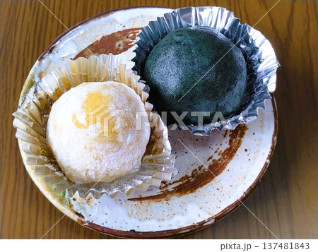 皿に盛られたお餅　 137481843
