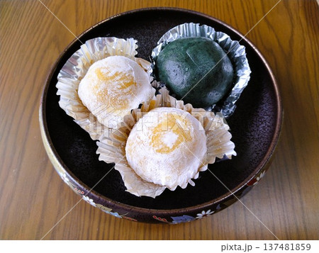 皿に盛られたお餅　 137481859