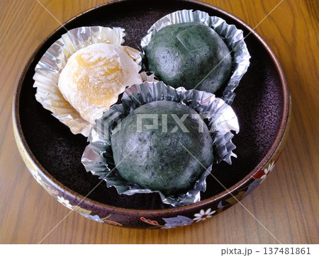 皿に盛られたお餅 皿に盛られたお餅 137481861