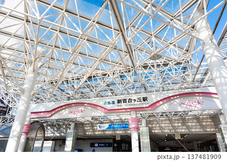 小田急新百合ヶ丘駅の南口で空を見る　神奈川県川崎市麻生区万 137481909