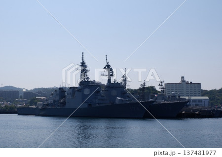 横須賀基地に停泊するイージス護衛艦 横須賀基地に停泊するイージス護衛艦 137481977