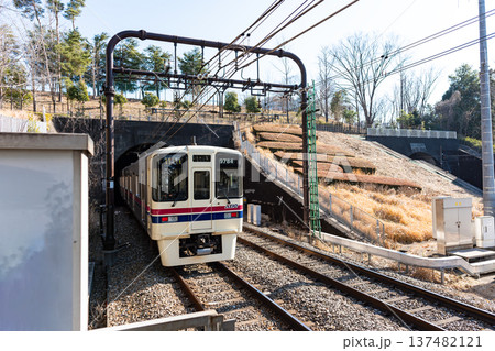 京王永山駅のホームから東方向のトンネル　東京都多摩市永山 137482121