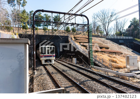 京王永山駅のホームから東方向のトンネル 走る電車 東京都多摩市永山 京王永山駅のホームから東方向のトンネル 走る電車 東京都多摩市永山 137482123