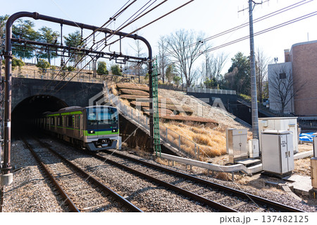 京王永山駅のホームから東方向のトンネル 電車を眺める 東京都多摩市永山 京王永山駅のホームから東方向のトンネル 電車を眺める 東京都多摩市永山 137482125