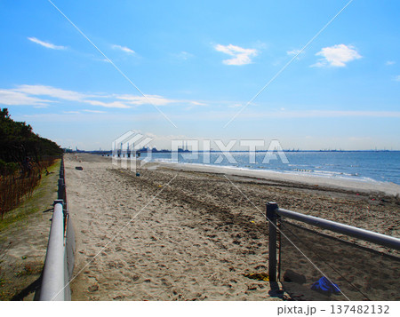 稲毛海岸の海へ延びるウッドデッキ 137482132