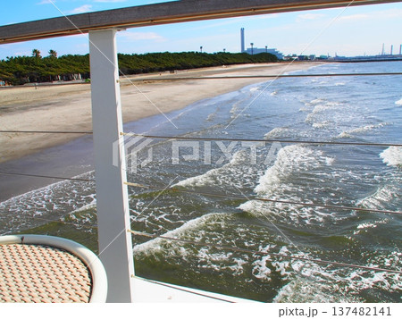 稲毛海岸の海へ延びるウッドデッキ 稲毛海岸の海へ延びるウッドデッキ 137482141