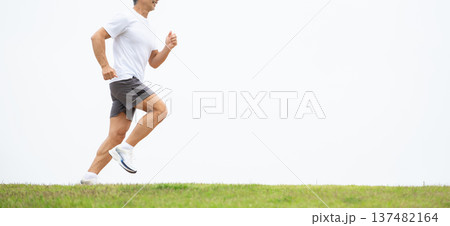 土手を走る男性 137482164